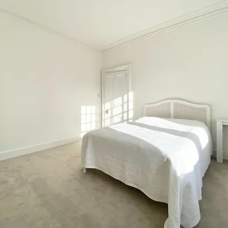 2 Bedroom Stylish Flat - Private, Open Planned, Modern, Quiet - Close To The Durdham Downs Апартаменты *