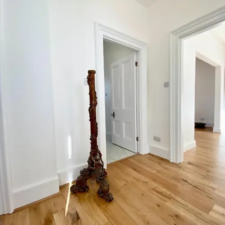 2 Bedroom Stylish Flat - Private, Open Planned, Modern, Quiet - Close To The Durdham Downs