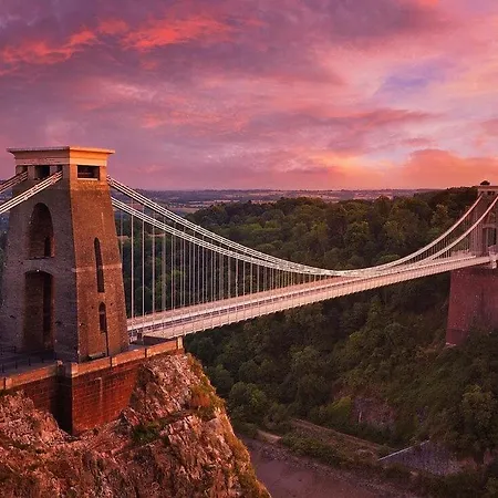 2 Bedroom Stylish Flat - Private, Open Planned, Modern, Quiet - Close To The Durdham Downs *