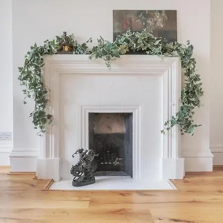 2 Bedroom Stylish Flat - Private, Open Planned, Modern, Quiet - Close To The Durdham Downs