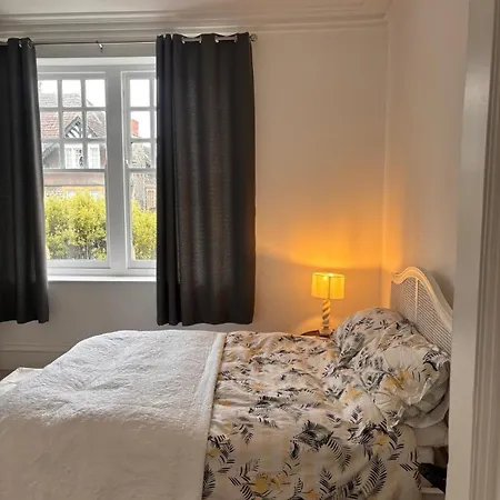 2 Bedroom Stylish Flat - Private, Open Planned, Modern, Quiet - Close To The Durdham Downs