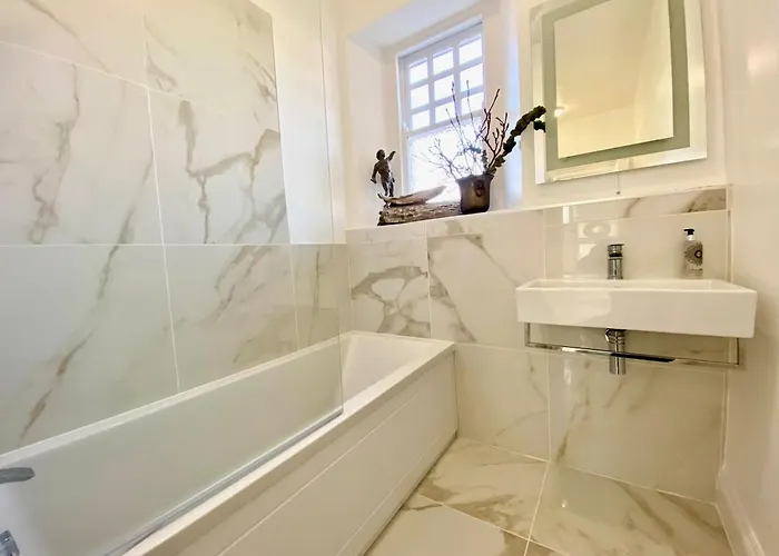 2 Bedroom Stylish Flat - Private, Open Planned, Modern, Quiet - Close To The Durdham Downs *