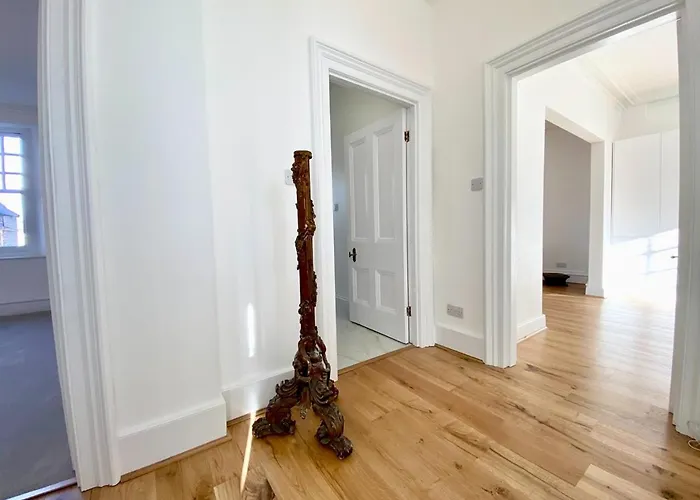 2 Bedroom Stylish Flat - Private, Open Planned, Modern, Quiet - Close To The Durdham Downs