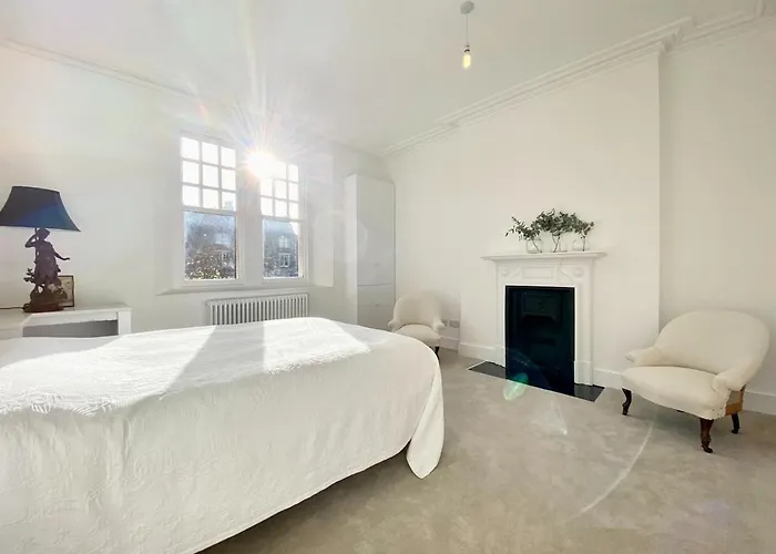 2 Bedroom Stylish Flat - Private, Open Planned, Modern, Quiet - Close To The Durdham Downs דירה