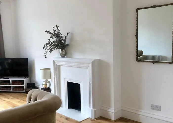 Apartment 2 Bedroom Stylish Flat - Private, Open Planned, Modern, Quiet - Close To The Durdham Downs