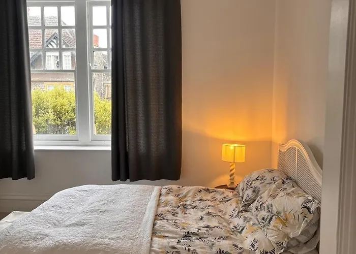 2 Bedroom Stylish Flat - Private, Open Planned, Modern, Quiet - Close To The Durdham Downs