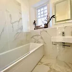 2 Bedroom Stylish Flat - Private, Open Planned, Modern, Quiet - Close To The Durdham Downs *