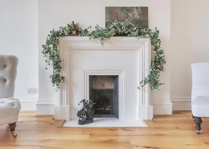 2 Bedroom Stylish Flat - Private, Open Planned, Modern, Quiet - Close To The Durdham Downs